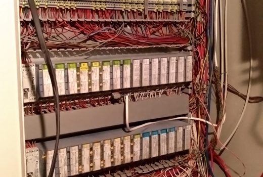 Вид шкафа со старым оборудованием Desigo