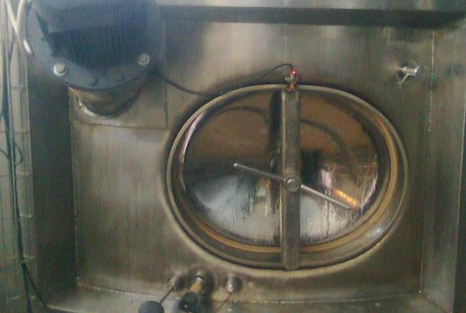 Резервуар с мешалкой и датчиками.