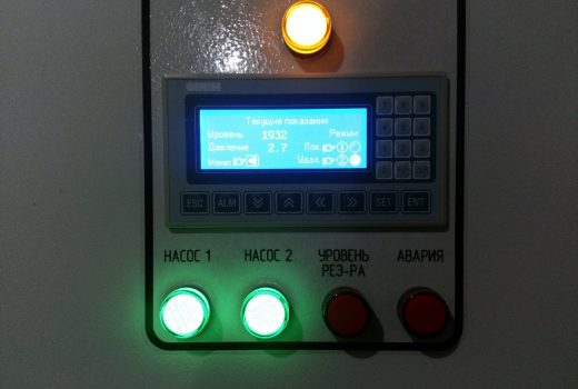 Шкаф управления насосами (лицевая сторона)