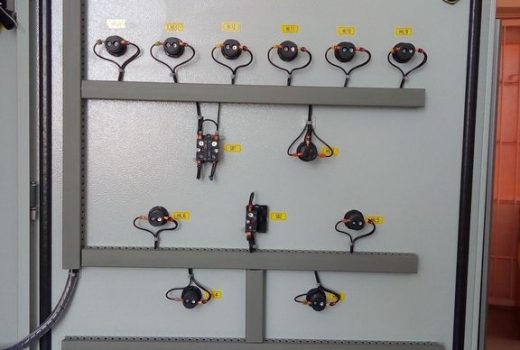 Внутренняя поверхность дверки щита