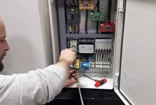 Сборка шкафа скважинного насоса. Один из двух.