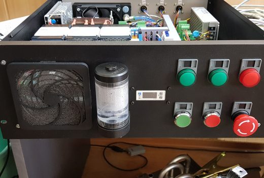 Лицевая панель блока управления оснащена кнопками управления и индикаторами работы системы