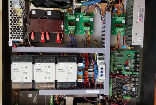 Все элементы установлены внутри защищенного металлического корпуса и промаркированы