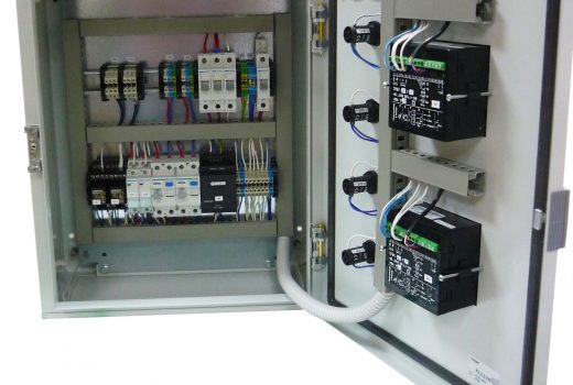 Вид шкафа управления с открытой дверью