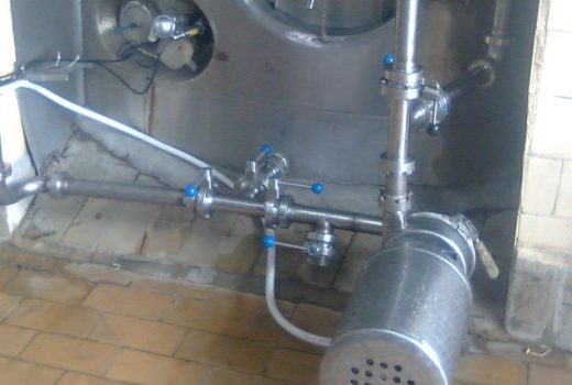 Резервуар с насосом и датчиками.