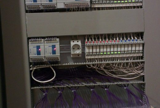 Система управления температурой хранения и/или брожения ординарных и/или игристых вин