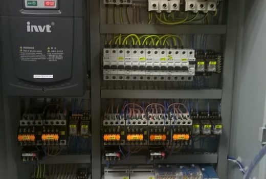 Внутренняя компоновка шкафа управления.