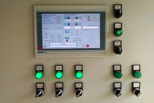 Управляющие элементы системы VENTOGLAS, вынесенные на дверь шкафа управления.