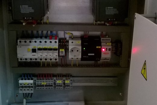 Внутренний вид шкафа управления на два насоса