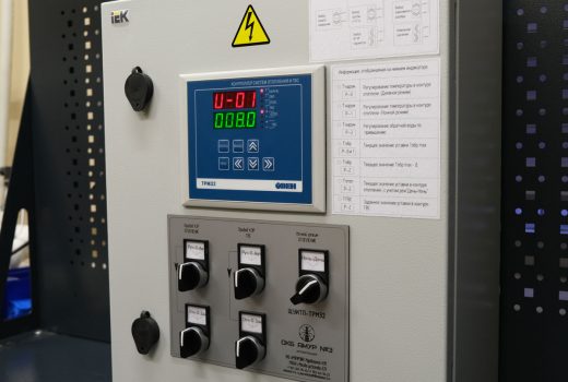 Шкаф управления в работе