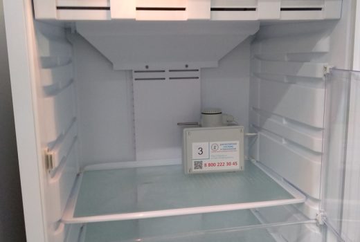 Датчик температуры, установленный в фармацевтическом холодильнике