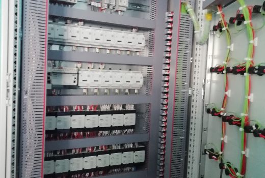 Расположение оборудования на монтажной панели