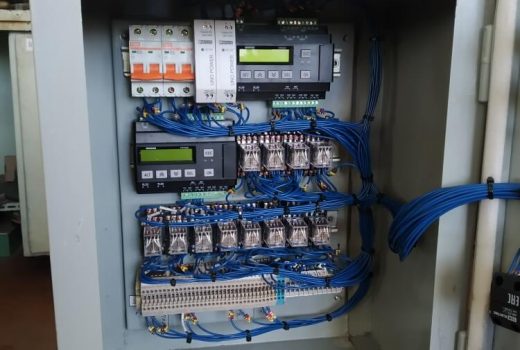 Полностью готовый шкаф с подключенной арматурой управления и индикации