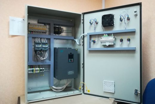 Шкаф управления насосом повышения давления вид сбоку с открытой дверцей