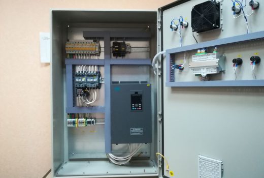 Шкаф управления насосом повышения давления вид спереди с открытой дверцей