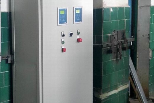 Шкаф управления двумя воздуходувками в открытом виде.